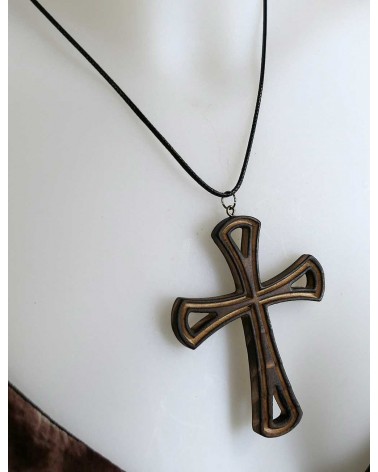 Onnwen, un joli bijou pendentif  celtique en forme de croix, en bois massif.