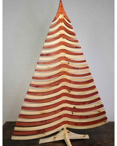 Un sapin de Noël en bois coloré acajou, taille XXL. Des teintes naturelles.