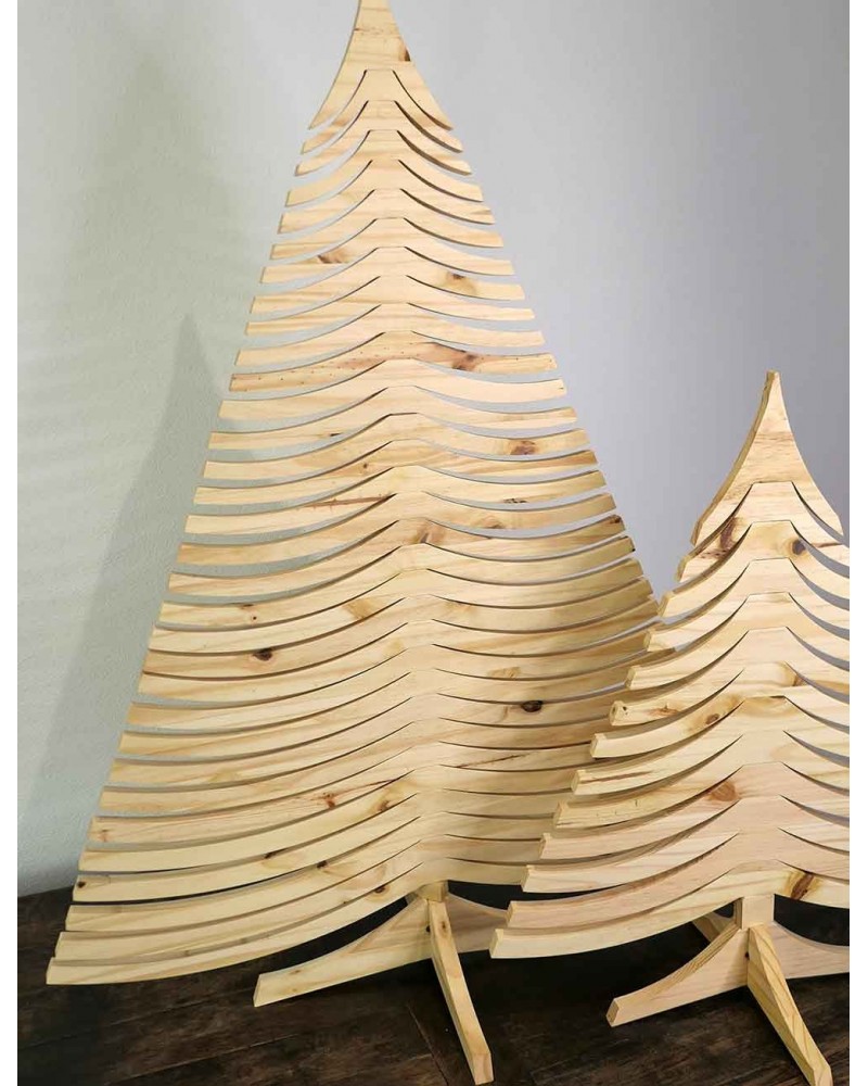 Un beau sapin de Noël en bois. Complètement mobile et 3 D, il peut être décoré.