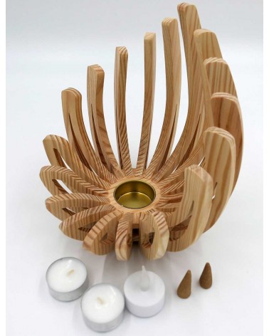 Photophore, diffuseur d'encens et réservoir à bonnes odeurs en forme de Lotus. Un bel objet de décoration.  En bois massif.