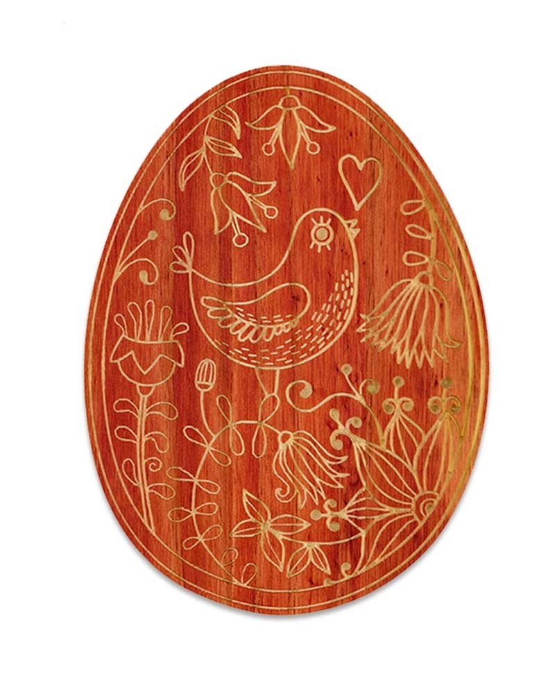 Un grand œuf de Pâques en bois sculpté
