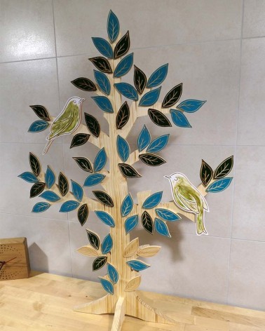 Un arbre à bijoux avec des feuilles et des oiseaux peints à la main. Un fabuleux cadeau à faire !