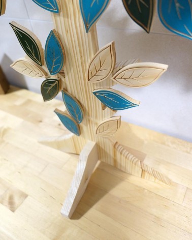 L'arbre de Vie est posé sur votre meuble par un ajustement parfait de pièces de bois massif !