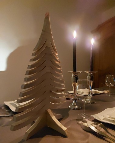 Un très beau sapin en bois, une touche de classe sur votre table de Noël