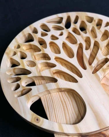 Une toise en bois avec un arbre de vie et ses courbes harmonieuses. Sculpté à la main en France