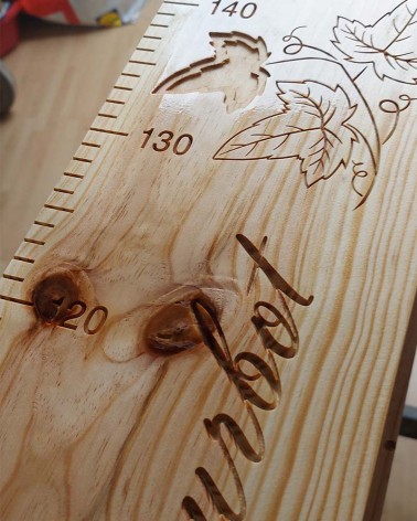 Sur la toise en bois, vous pouvez faire sculpter le nom de votre famille !