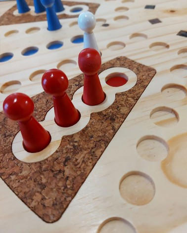 Les cases du jeu de Tock sont sculptées avec précision !
