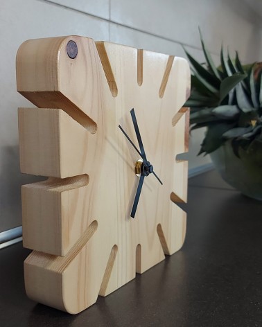 Une horloge d'art en bois massif. Elle saura trouver sa place sur votre mobilier.