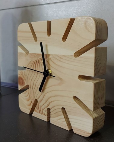 Une horloge à poser en bois poli avec une belle finition