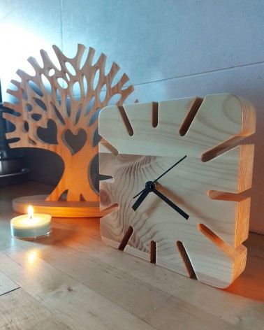 Cette horloge mettra en valeur votre intérieur, vous pourrez la poser sur votre mobilier ou votre table.